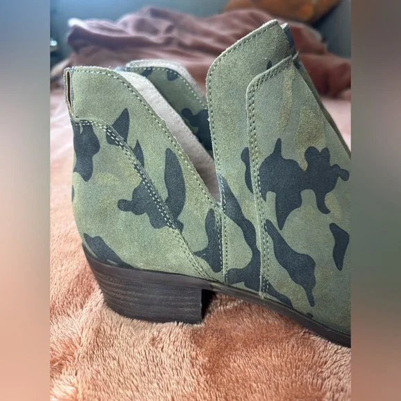 Lucky Brand Camo Suede Ankle Booties Western Low Heel Boots - Picture 10 of 10
